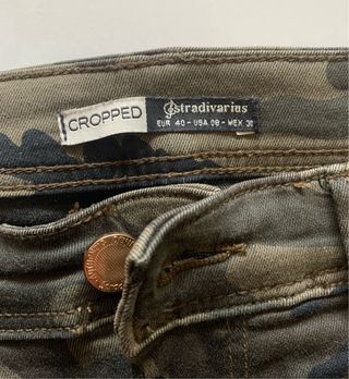 Pantalones vaquero con estampado militar