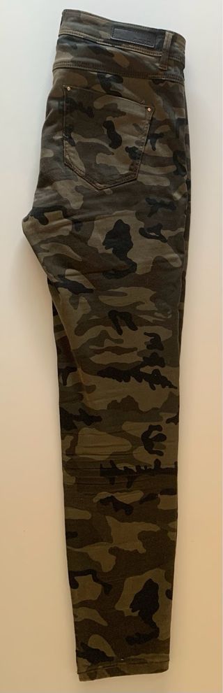 Pantalones vaquero con estampado militar