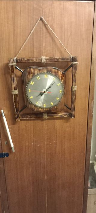 BELLISSIMO OROLOGIO DA PARETE IN LEGNO E CORDA 
