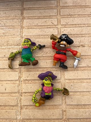 Piratas, cañón, barco de piratas y fortaleza