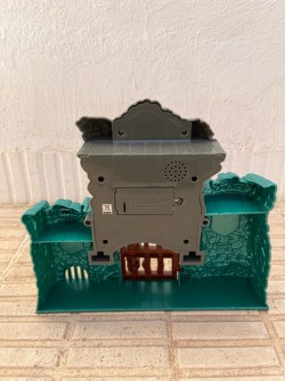 Piratas, cañón, barco de piratas y fortaleza