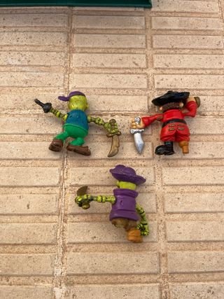 Piratas, cañón, barco de piratas y fortaleza