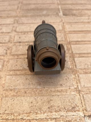 Piratas, cañón, barco de piratas y fortaleza