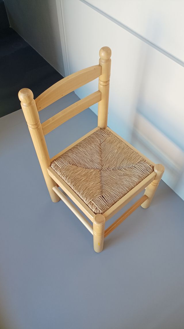 Silla infantil de madera natural