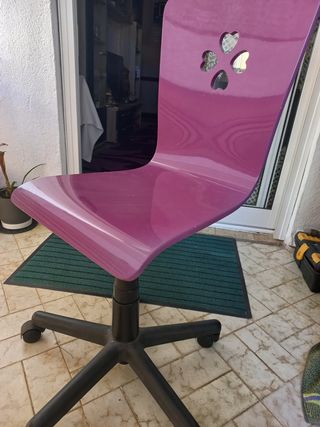 Escritorio con estanterías