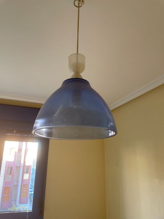 Lámpara azul habitación infantil