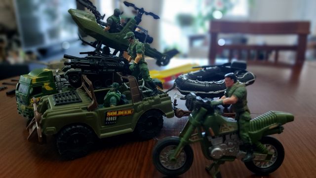 Lote SOLDADOS GUERRA HASBRO.tanques,moto,zodiac...