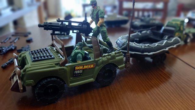 Lote SOLDADOS GUERRA HASBRO.tanques,moto,zodiac...