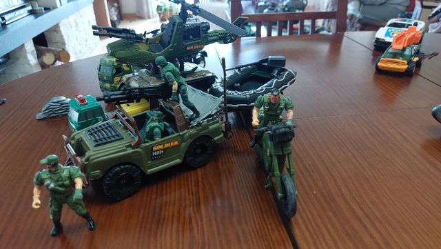 Lote SOLDADOS GUERRA HASBRO.tanques,moto,zodiac...