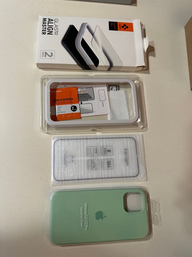 Cristal templado spigen y funda carcasa iPhone 12