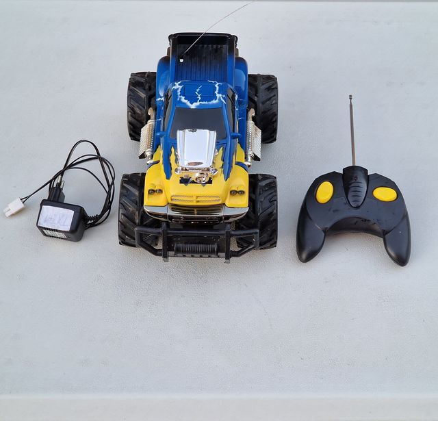 Coche de radiocontrol estilo monster truck