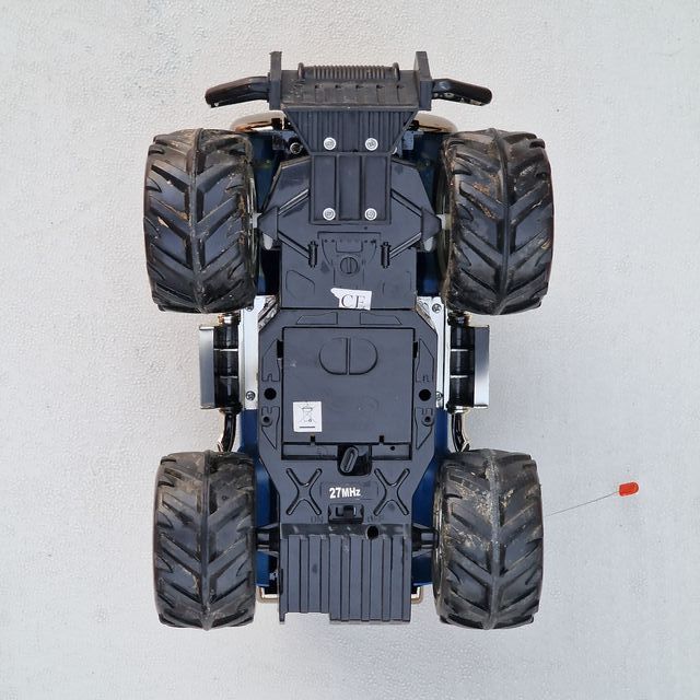 Coche de radiocontrol estilo monster truck