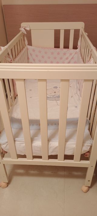 Cuna bebe madera, trona y cuna de viaje.