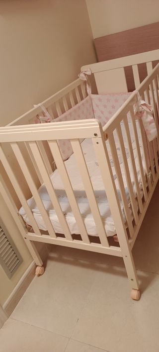 Cuna bebe madera, trona y cuna de viaje.