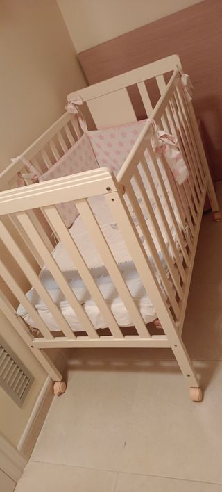 Cuna bebe madera, trona y cuna de viaje.