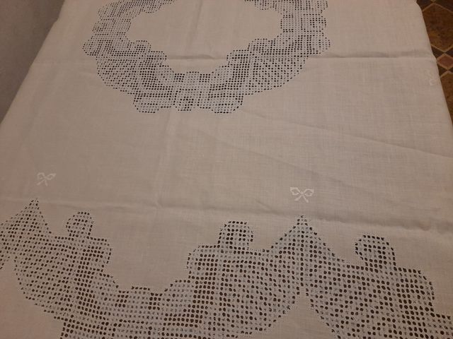 Tovaglia in filato nuovo con ricamo Lagarterana