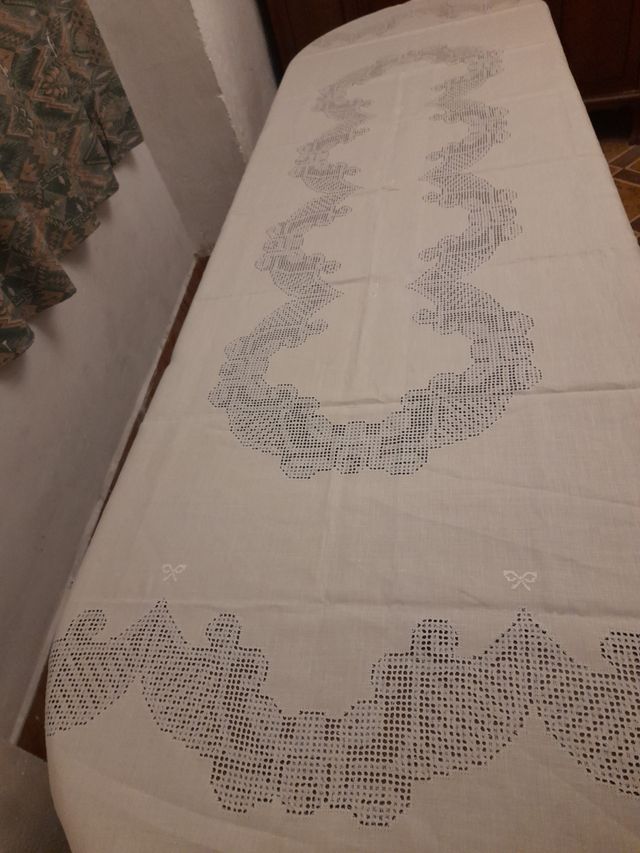 Tovaglia in filato nuovo con ricamo Lagarterana