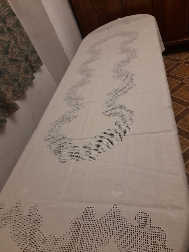 Tovaglia in filato nuovo con ricamo Lagarterana