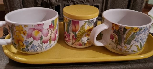 Set tazzoni e zuccheriera con piatto.