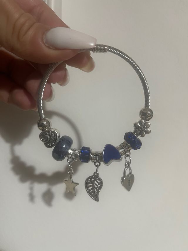 braccialetto regolabile con ciondoli