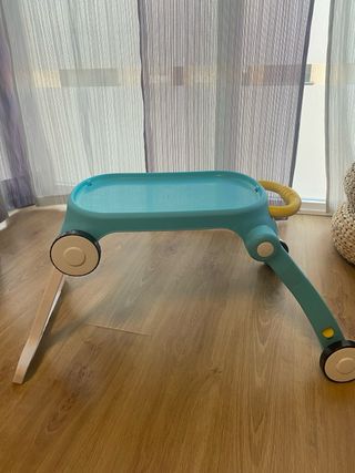 Andador y mesa de actividades