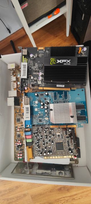 Placa base + tarjetas gráficas + tarjeta de sonido
