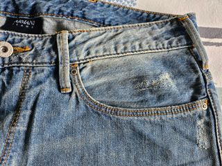 Vaquero Armani roto