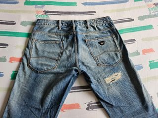 Vaquero Armani roto