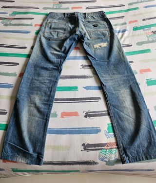 Vaquero Armani roto