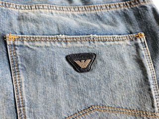 Vaquero Armani roto