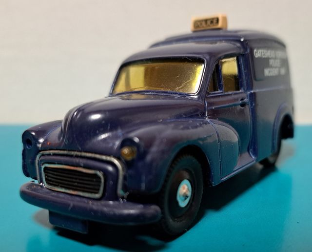 CORGI Morris Minor policía 1/43