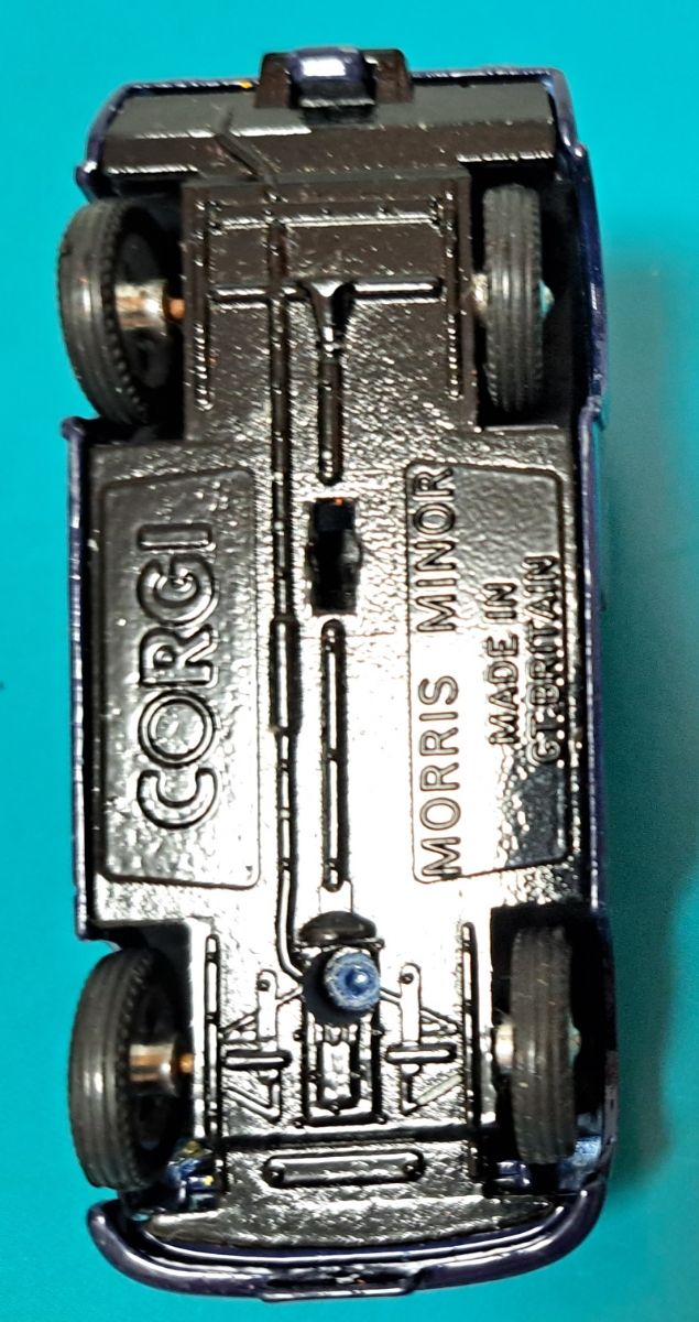 CORGI Morris Minor policía 1/43