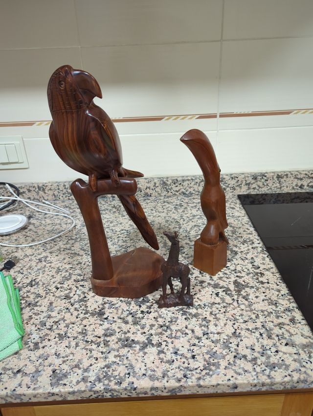 Figuras de madera talladas