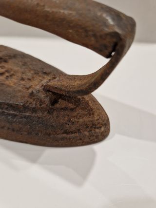 Antigua plancha de hierro