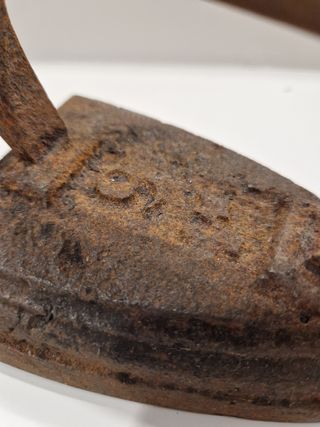 Antigua plancha de hierro