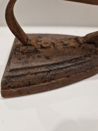 Antigua plancha de hierro