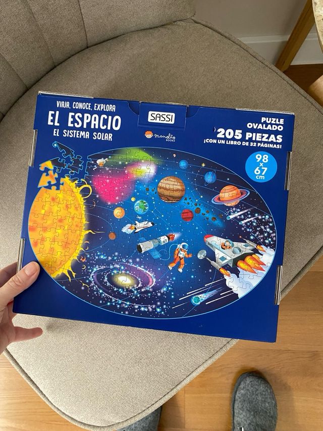 puzzle redondo del universo y el espacio