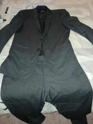 Traje gris talla 42 pantalon.  Americana talla 48.