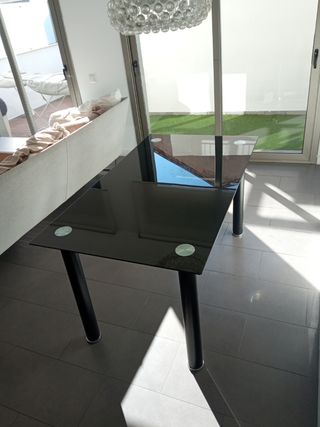 Mesa salón cristal + 6 sillas blancas