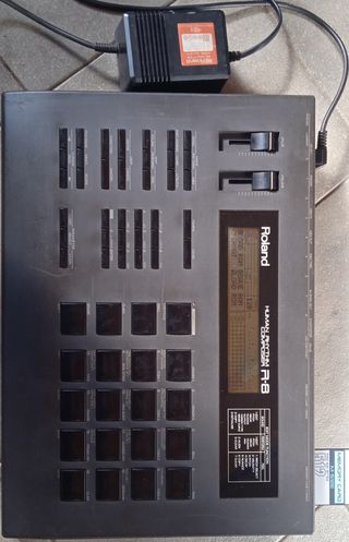 Caja Ritmos R8 Roland + Memory Card Roland