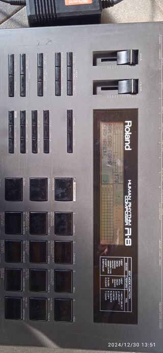 Caja Ritmos R8 Roland + Memory Card Roland