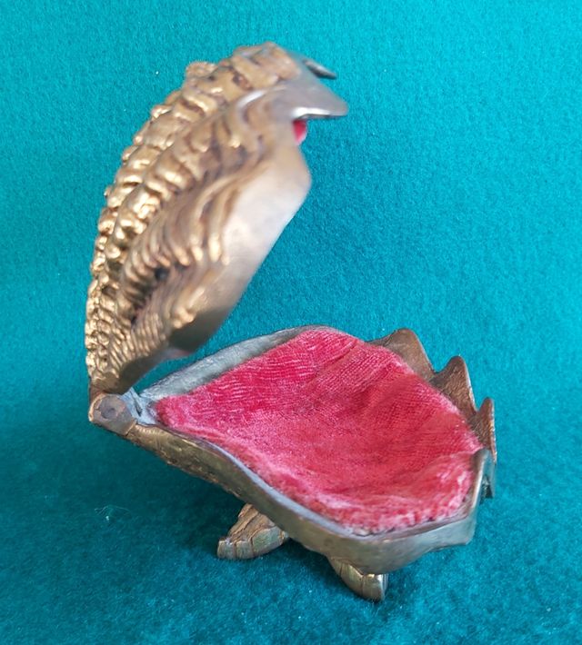 Joyero ostra de latón antiguo