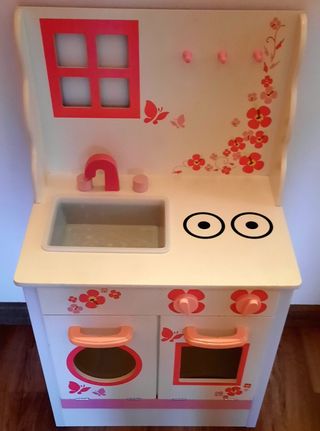 Cocinita de madera y comida de juguete