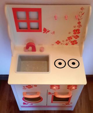 Cocinita de madera y comida de juguete