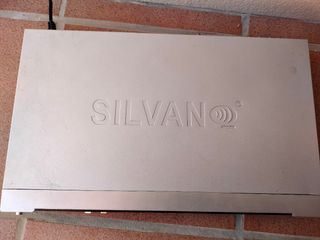 2 reproductores DVD/CD: 1 Silvan + 1 Samsung