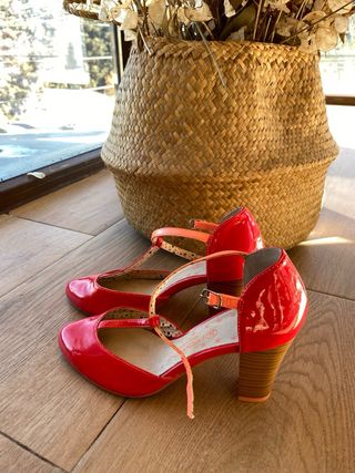 zapatos rojos de charol