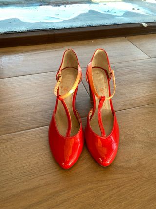 zapatos rojos de charol