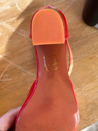 zapatos rojos de charol