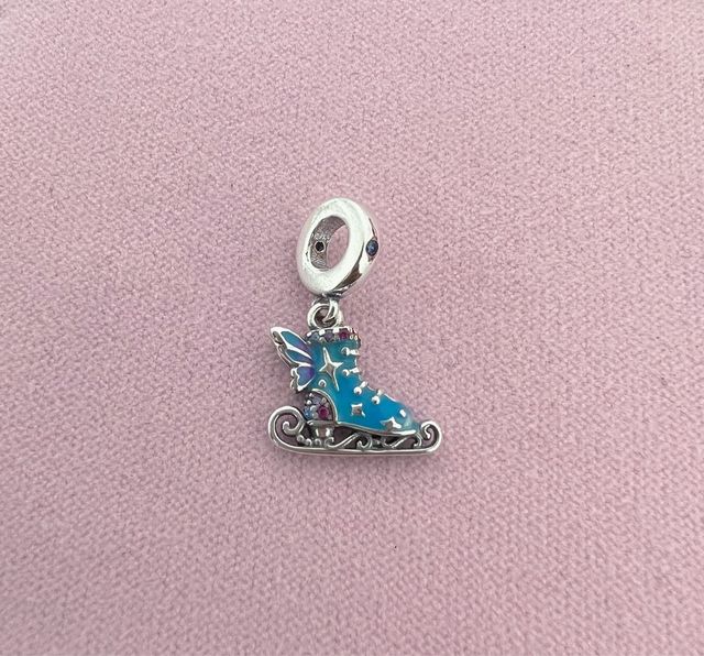 Charm de Patín sobre hielo con alas