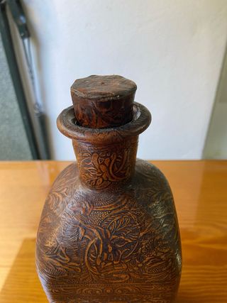 Botella de cristal forrada en cuero